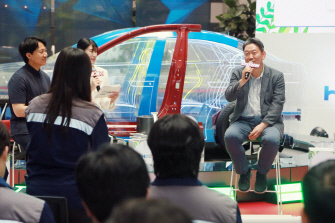 지난 5일 당진제철소 기술연구소 1층 로비에서 진행된 '타운홀 미팅'에서 서강현 현대제철 사장(오른쪽 첫번째)이 직원들과 대화하고 있다. 현대제철 제공